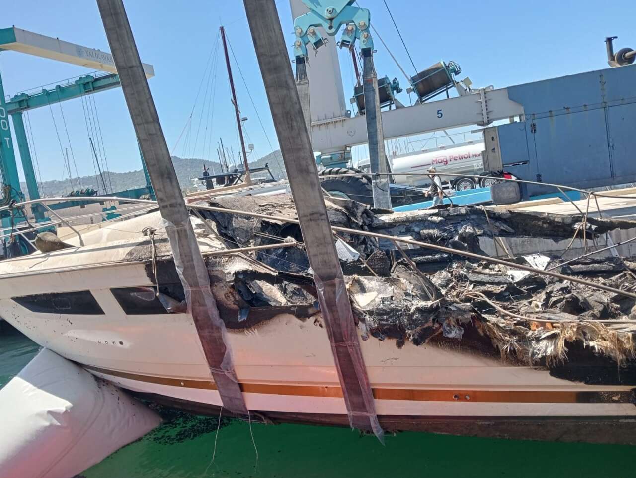 Bodrum'da Alevlere Teslim Olan Milyonluk Yatların Enkazları Kaldırılıyor 5